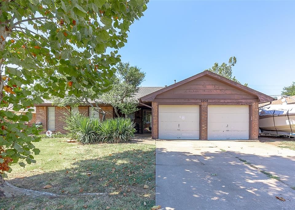 1st image of 2209 Bellaire Dr