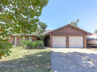 2209 Bellaire Dr, Moore, OK 73160