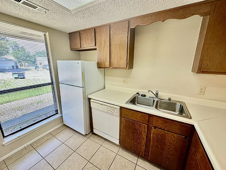 1320 W Linden St — Photo 26