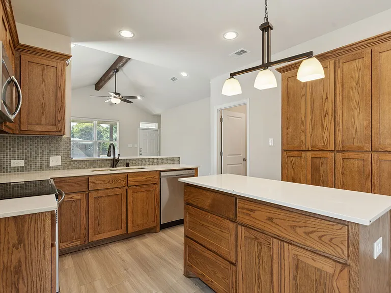 731 W Bond St — Photo 13
