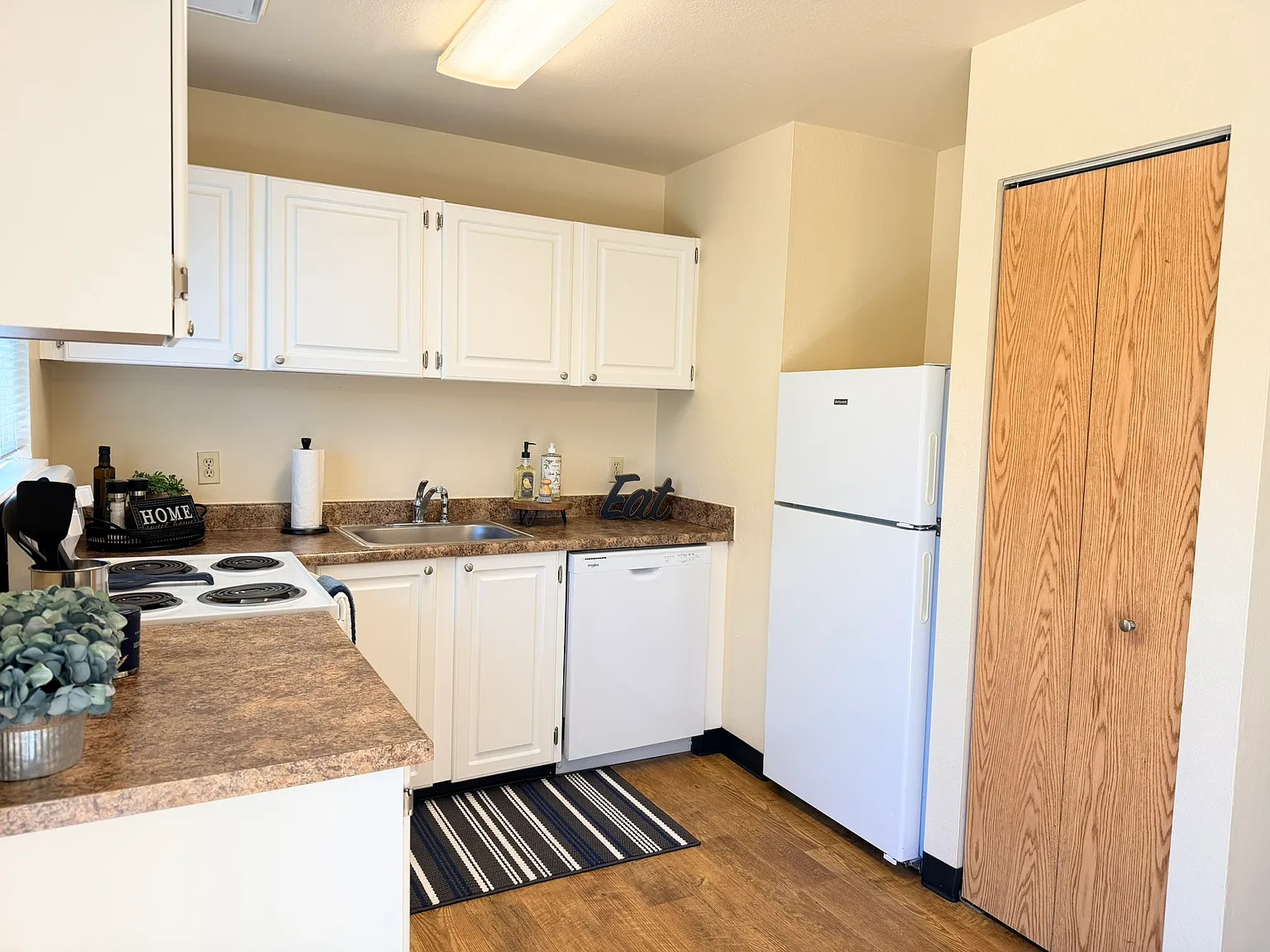 3 bed, 900 sqft, $1,849 — Photo 2