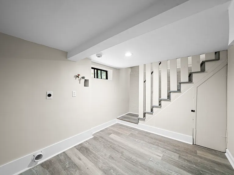 70 Lambert St — Photo 45