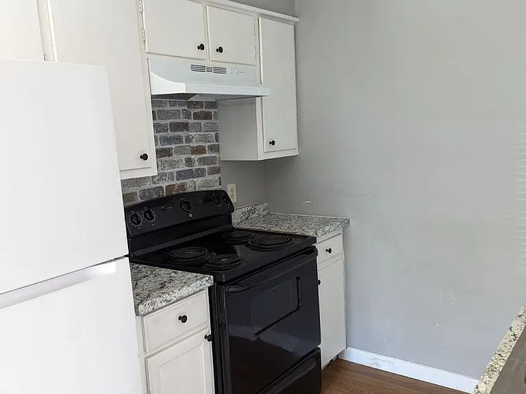 100 Reynolds St — Photo 2