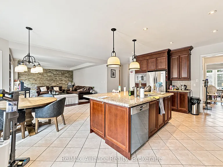 2404 Rideau Dr — Photo 12