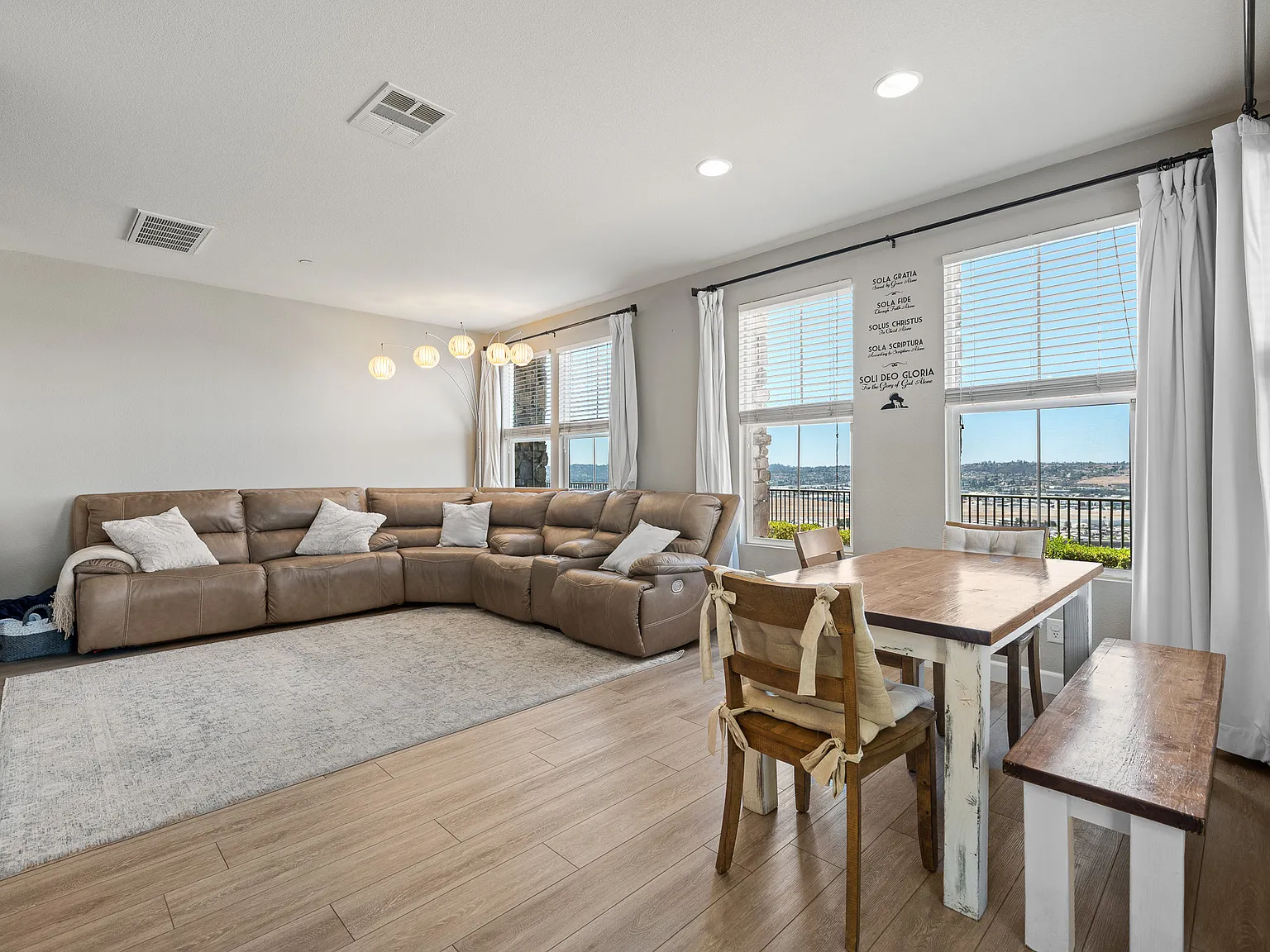 4 bed, 2.5 bath, 1899 sqft, $4,500 — Photo 3