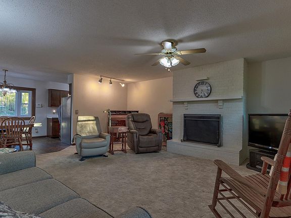 3rd image of 2423 Luigs Rd