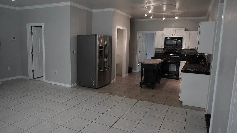 4 bed, 2200 sqft, $2,695 — Photo 4
