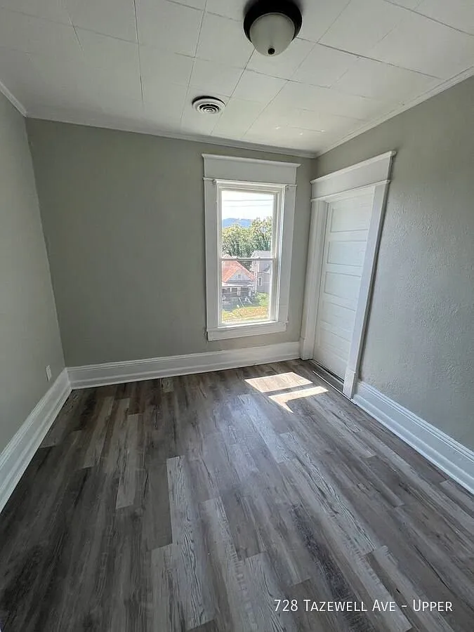 Top Floor Apartment, Newly Renovated 2 Bed 1 Bath — Photo 2