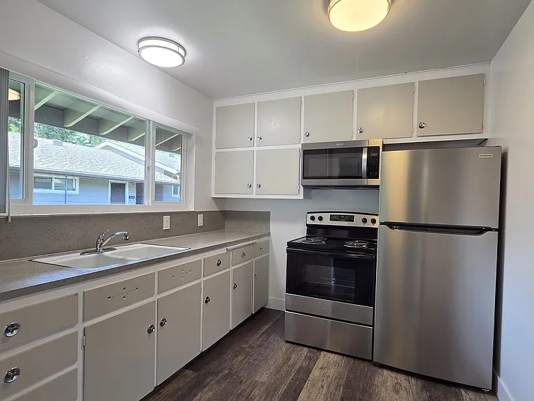 5526 Dunsmuir Ave — Photo 2