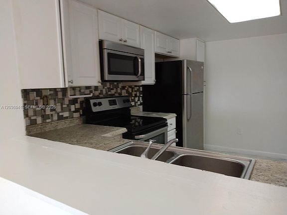 5th image of 805 SW 113th Way