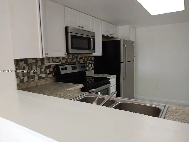 805 SW 113th Way — Photo 5