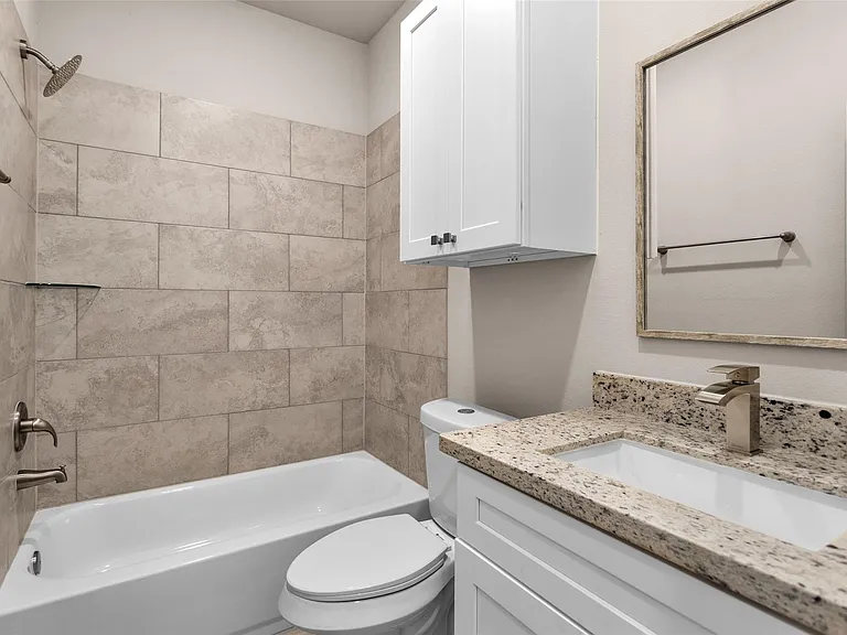 496B Golden St #B — Photo 11