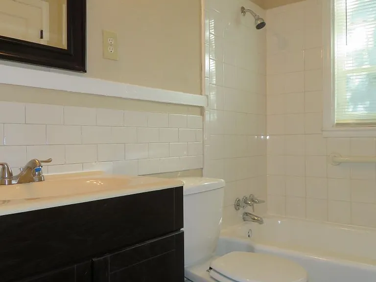 1104 Chatwood St — Photo 4