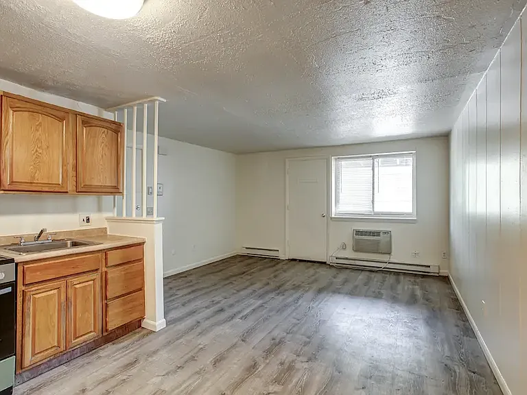 Hillcrest Apartments — Photo 15