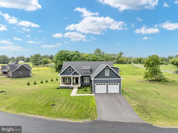 46 Oak Crest Dr, Kearneysville, WV 25430