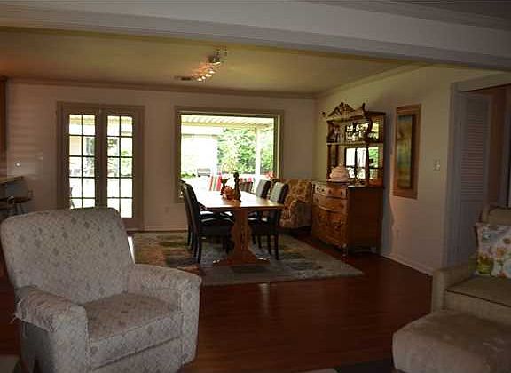 3rd image of 122 Carolyn Dr