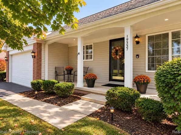 19337 Mandarin Dr, Roseville, MI 48066