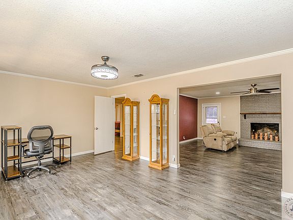 3rd image of 6 Cambridge Dr