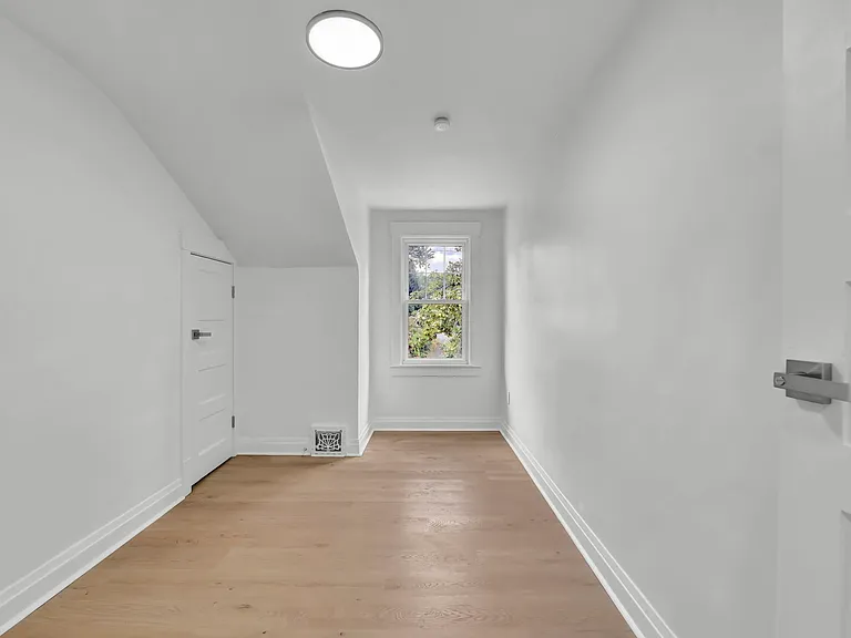 1584 Hampton Rd — Photo 12
