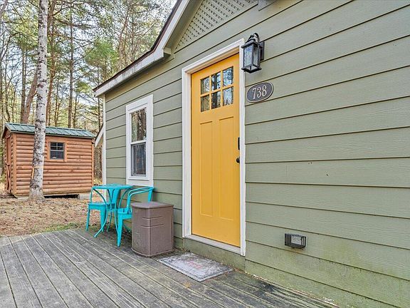 2nd image of 738 Jerry Ln NE