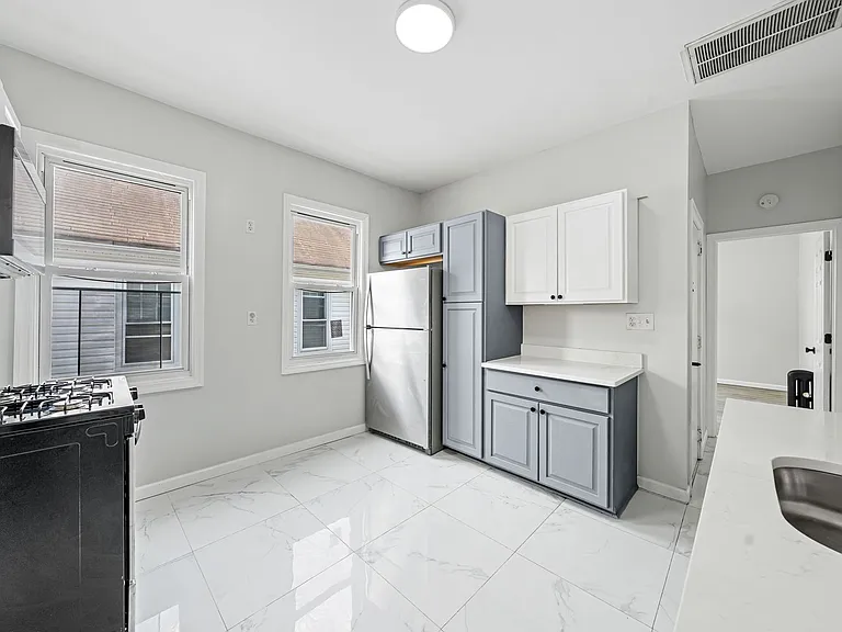 210 W Price St — Photo 5