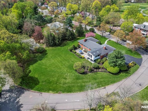 812 Golf Pl, Oradell, NJ 07649