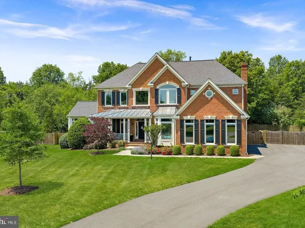 22043 Water Run Ct, Ashburn, VA 20148