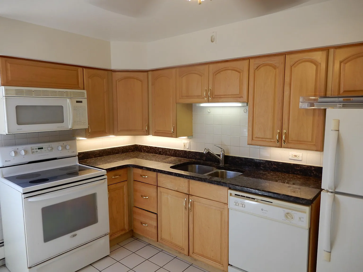 1 bed, 840 sqft, $1,375 — Photo 1