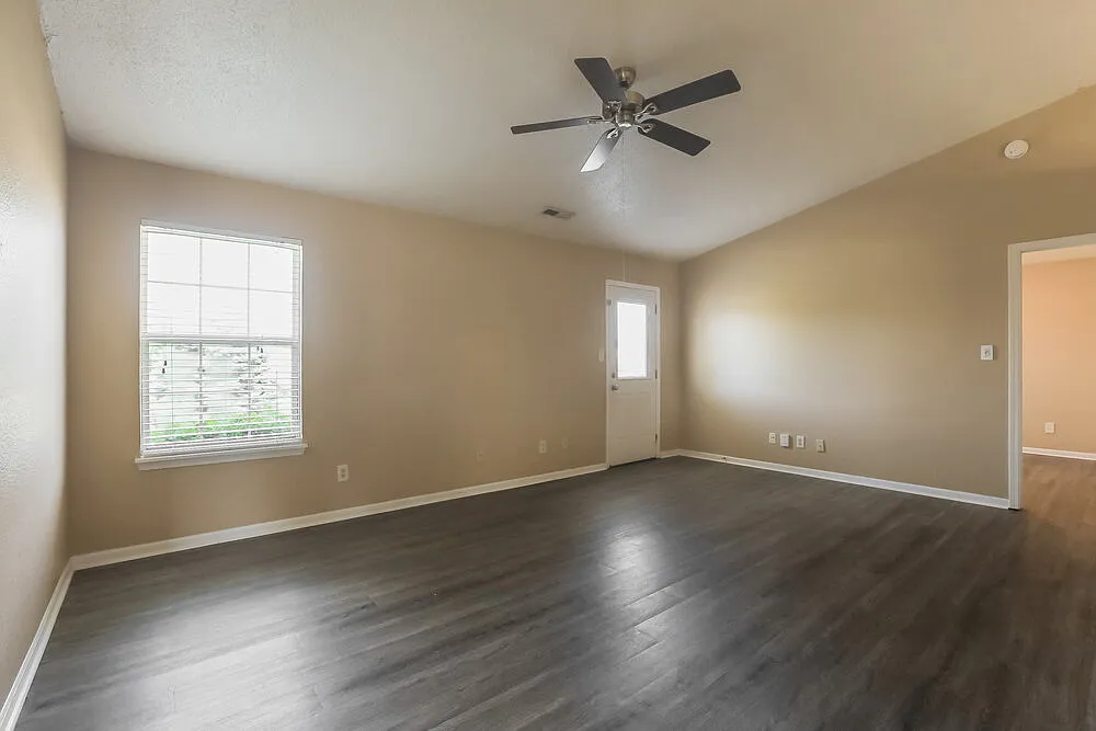 3 bed, 2.0 bath, 1260 sqft, $1,740 — Photo 4