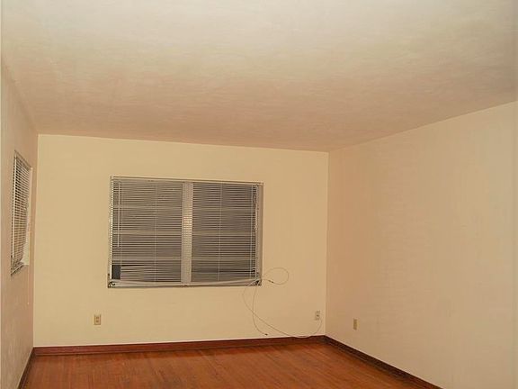 4th image of 315 Allamanda Dr