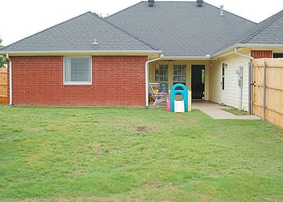 3rd image of 1402 Louise Ln