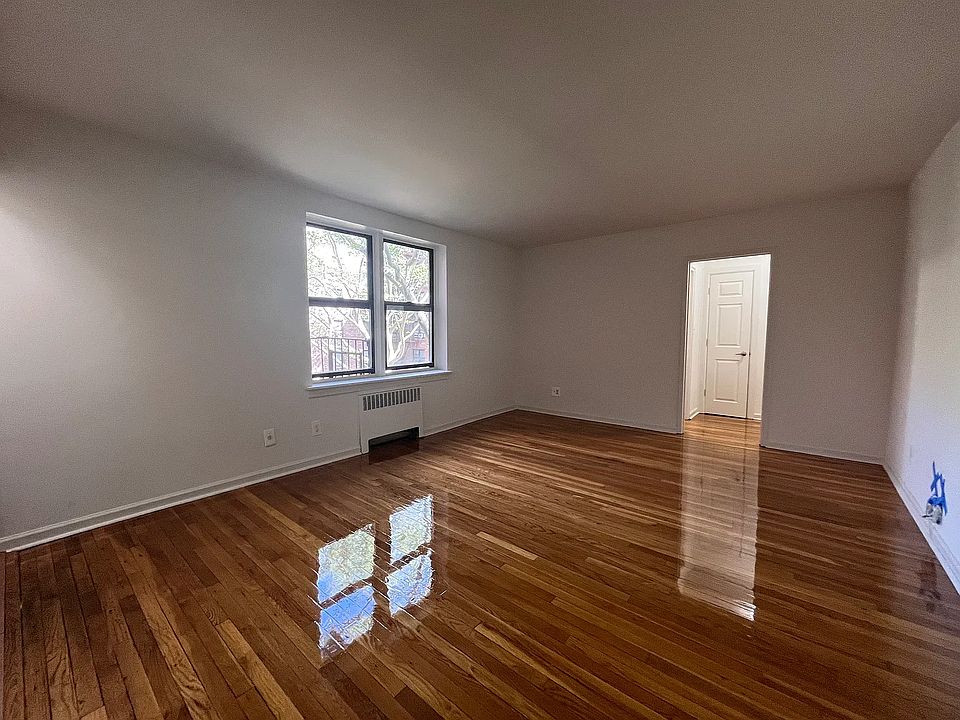 2nd image of 61-88 Dry Harbor Rd #4T