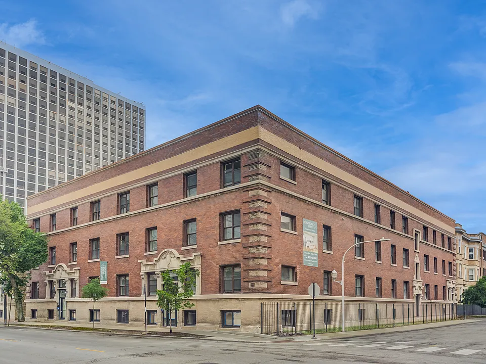 821 W Montrose