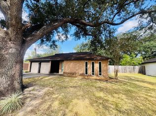 527 Kingsbury Ln, Friendswood, TX 77546