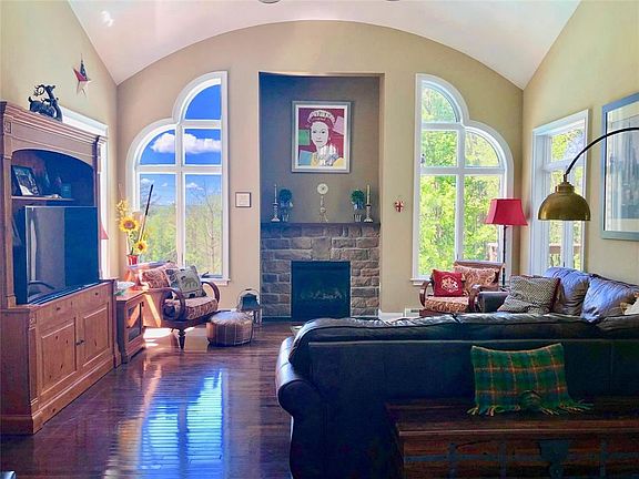 3rd image of 20 Mountain Brook Dr