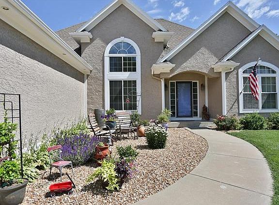 2nd image of 529 NE Hans Dr