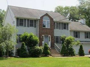 4 Stewart St, Burlington, MA 01803