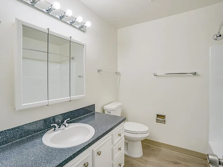 Charwin Court Apartments — Photo 41