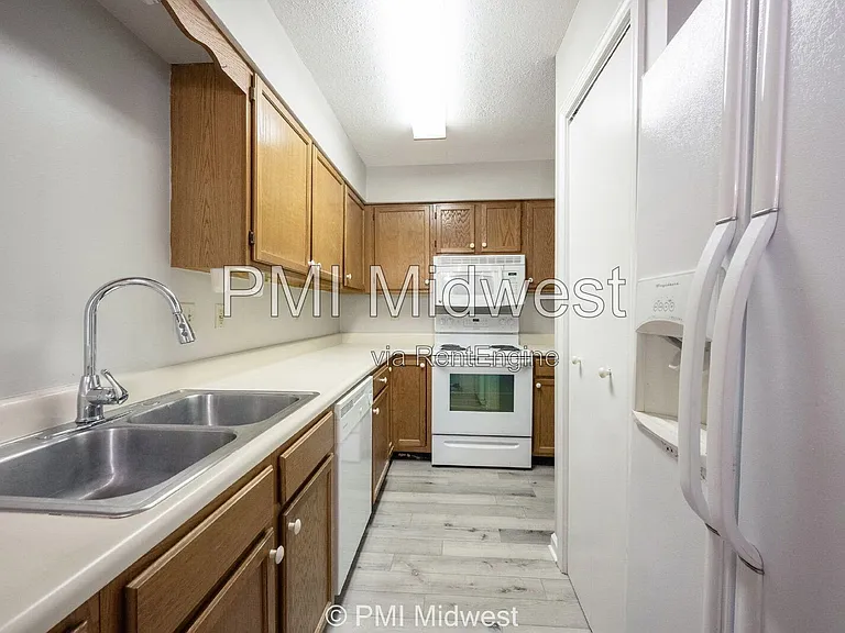 100 E King St — Photo 8