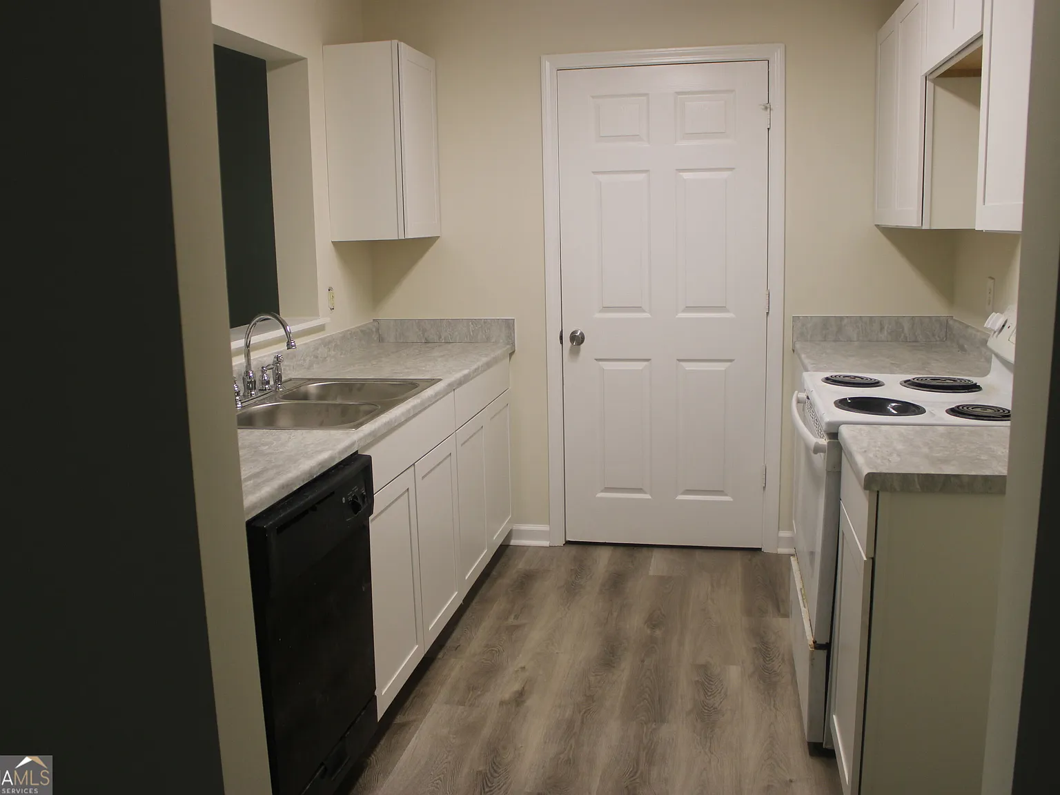3 bed, 2.0 bath, 1232 sqft, $1,700 — Photo 3