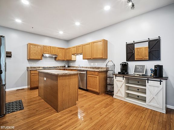 4th image of 2156 Yale Cir