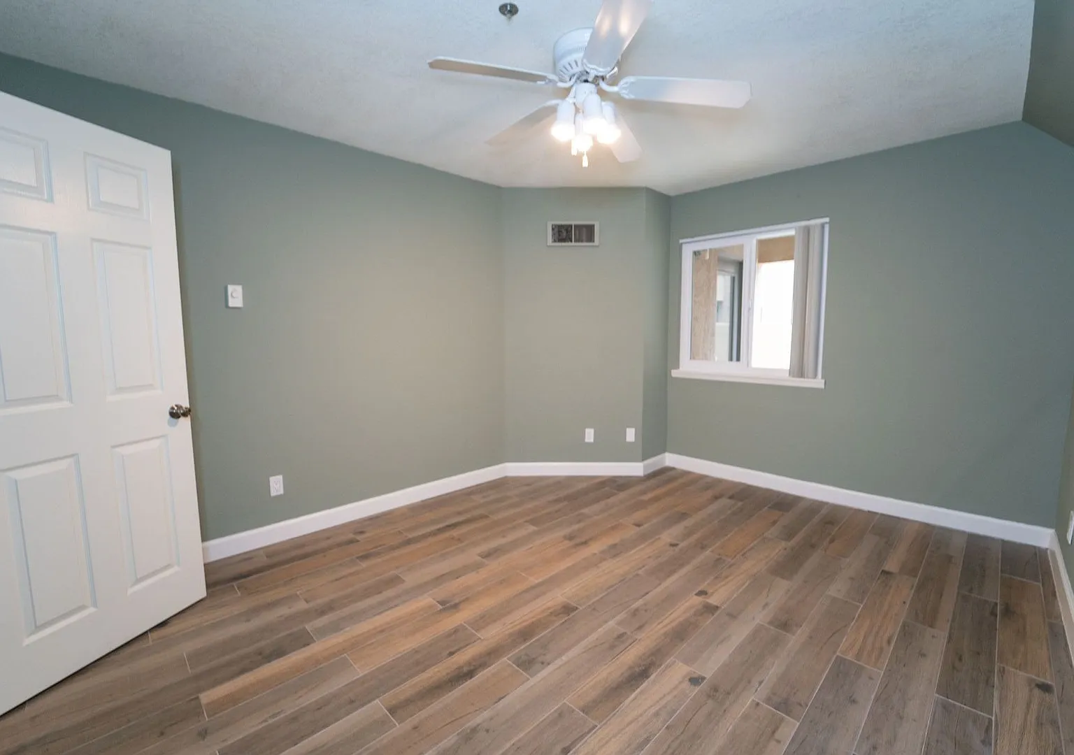 San Diego /La Jolla UTC- Two Weeks FREE Luxury Updated Condo -Dual Master w/ Large private Patio-... — Photo 2
