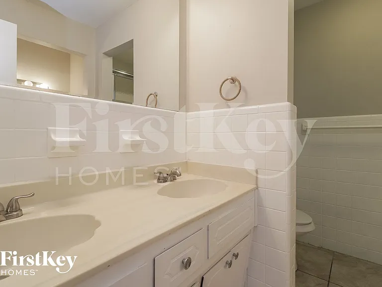 1340 Sharon Dr — Photo 10