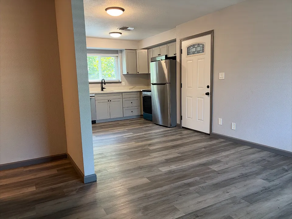 1023 W St #2