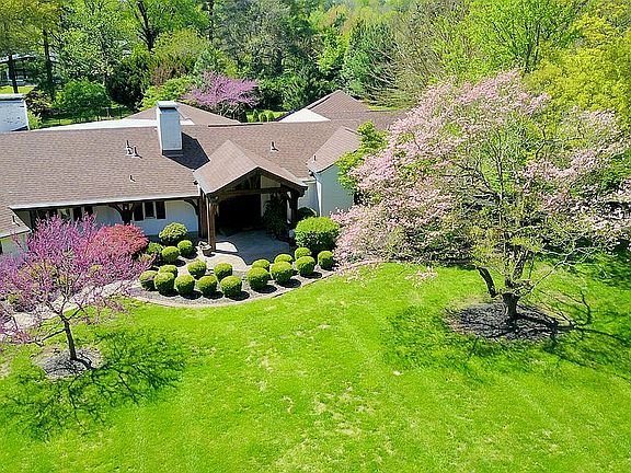 3rd image of 2342 E Fritts Ln