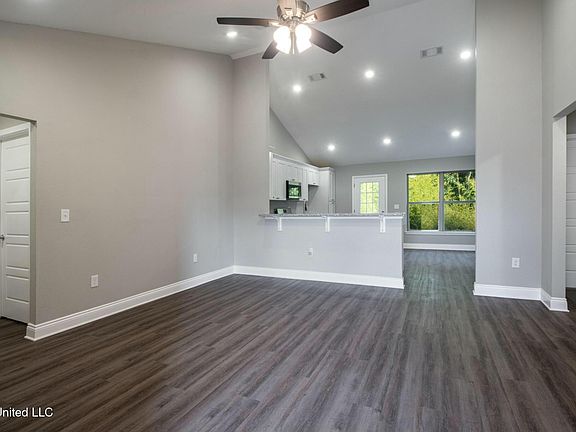 3rd image of 103 Wood Oaks Dr