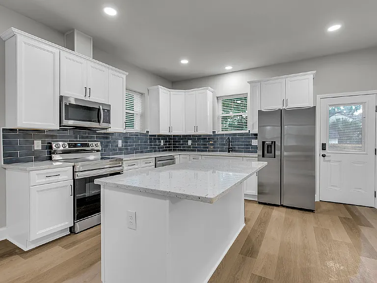 828 W 48th St — Photo 10