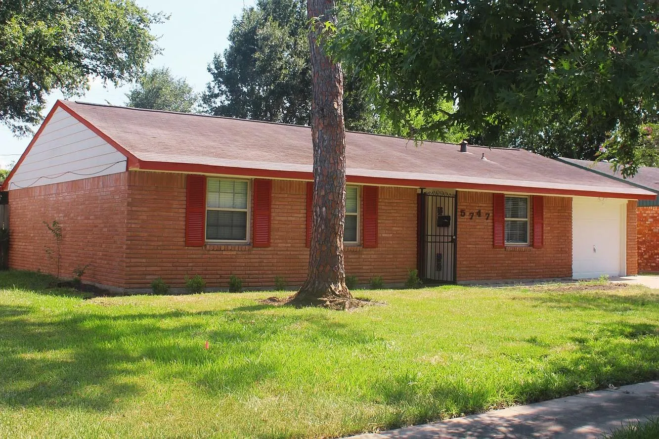 3 bed, 1.5 bath, 1240 sqft, $1,700 — Photo 2