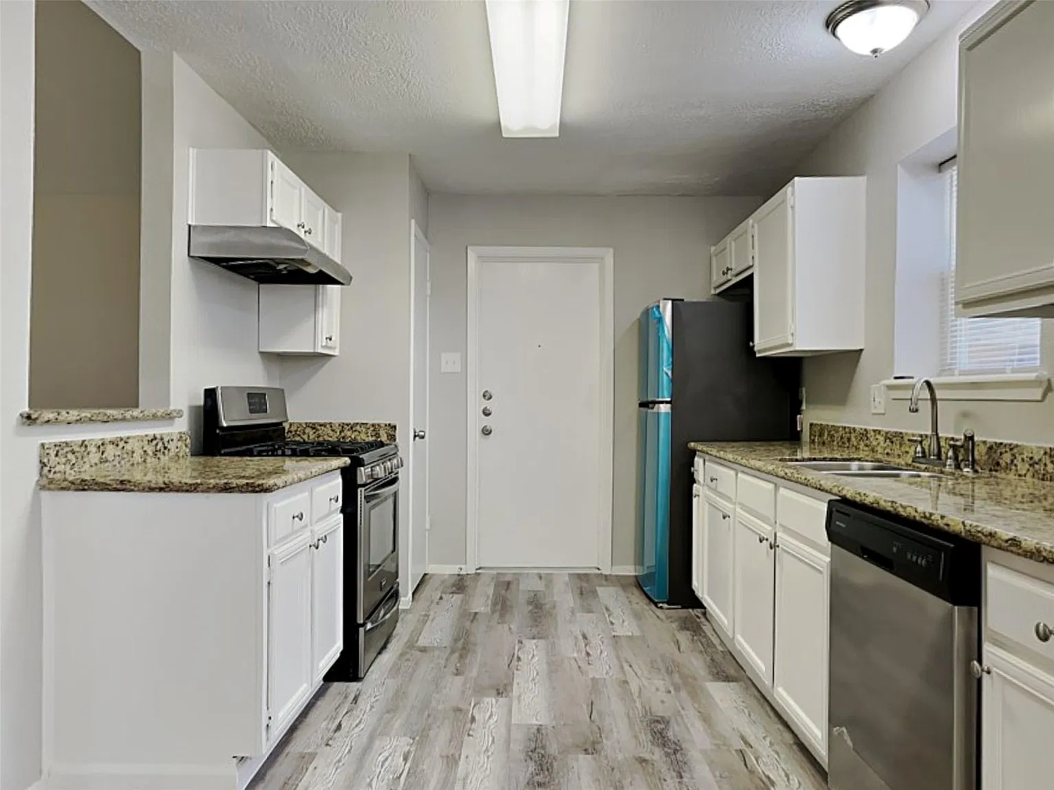 3 bed, 2.0 bath, 1415 sqft, $2,050 — Photo 4