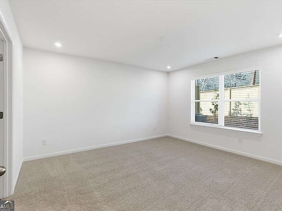 4th image of 32 Silver Leaf Ln #4